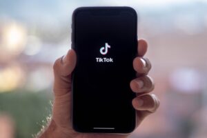 Mobiel met tiktok logo